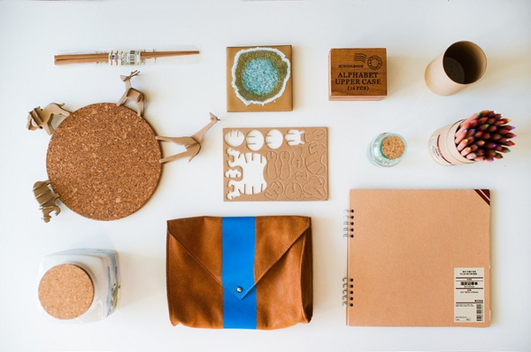 統(tǒng)一桌上物件如：筆記本、筆、杯子等