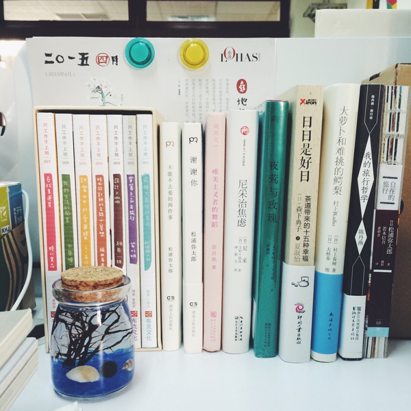 辦公桌小角落，分區(qū)收納，錯落有致