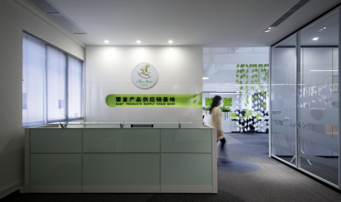 嬰童產(chǎn)品辦公空間前臺設(shè)計效果圖