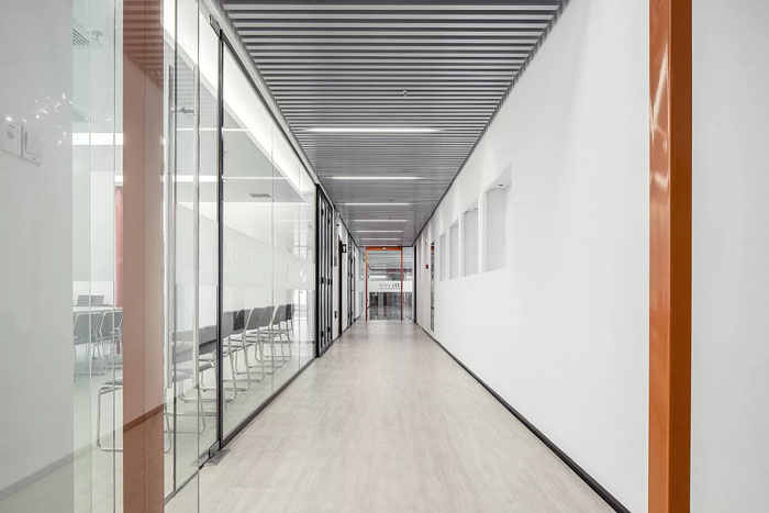 服裝貿(mào)易公司辦公室過(guò)道裝修設(shè)計(jì)效果圖