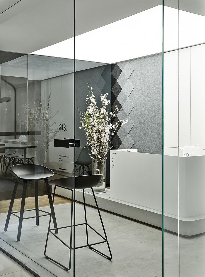 長(zhǎng)方形辦公室前臺(tái)接待裝修效果圖