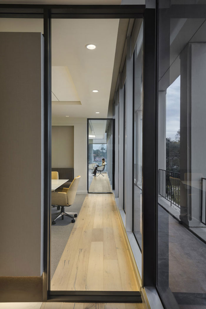 現(xiàn)代簡約辦公室連廊裝修設計效果圖