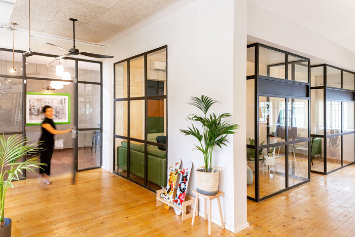 網絡公司辦公室進門區(qū)裝修設計效果圖